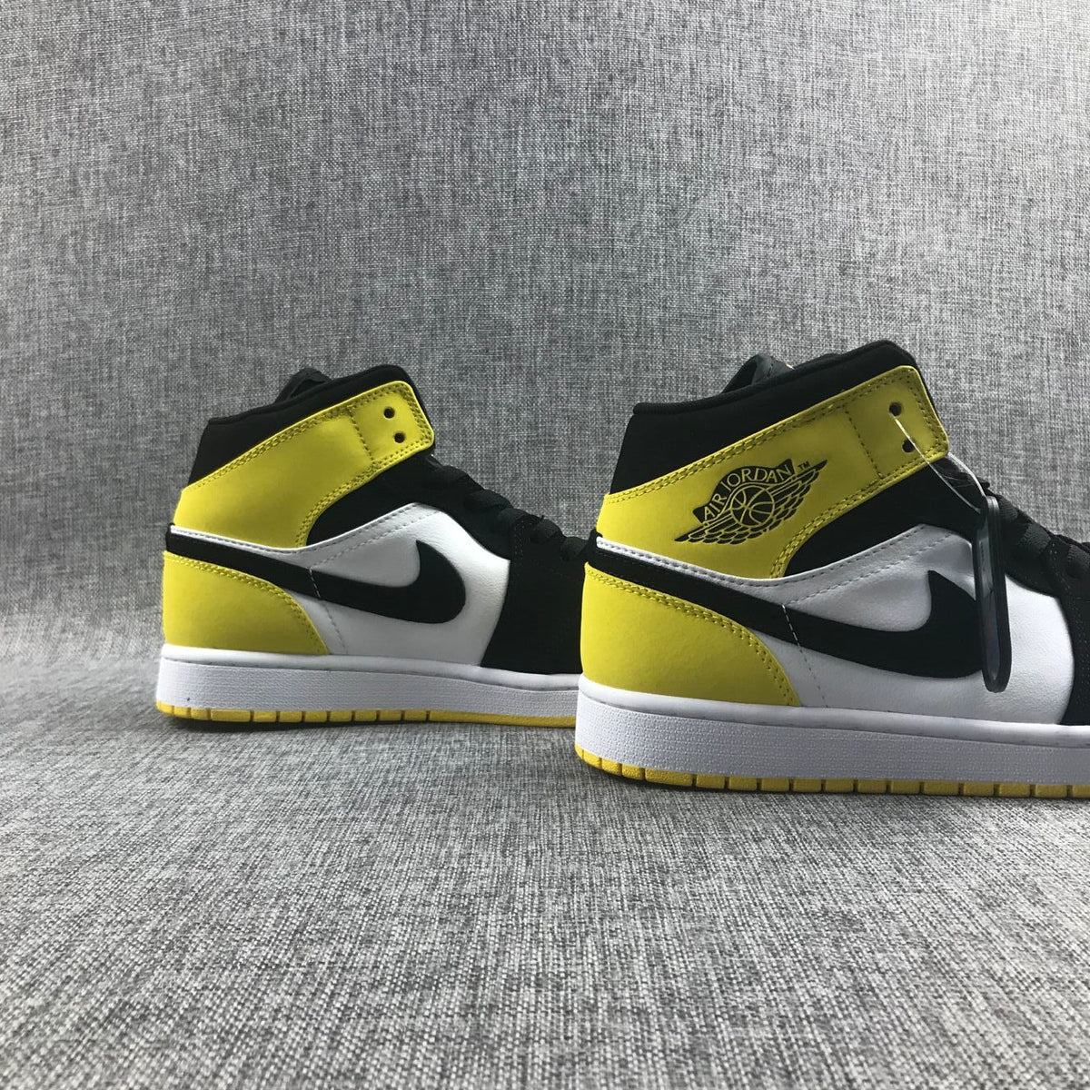 Air Jordan 1 Mid SE Black Yellow Toe Sneakers 852542-071