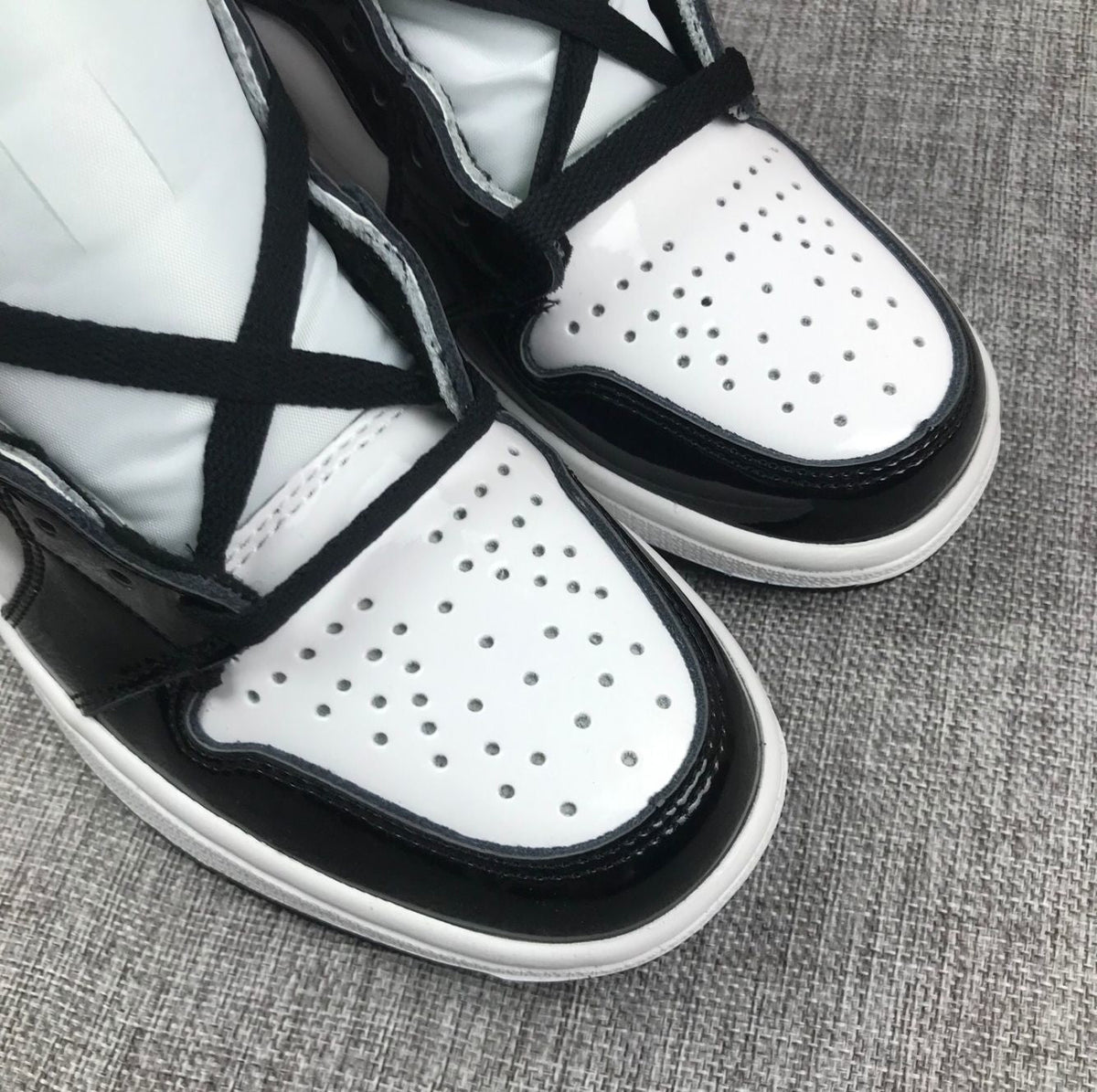 Air Jordan 1 Mid Black White Metallic Gold Sneakers 852542-007