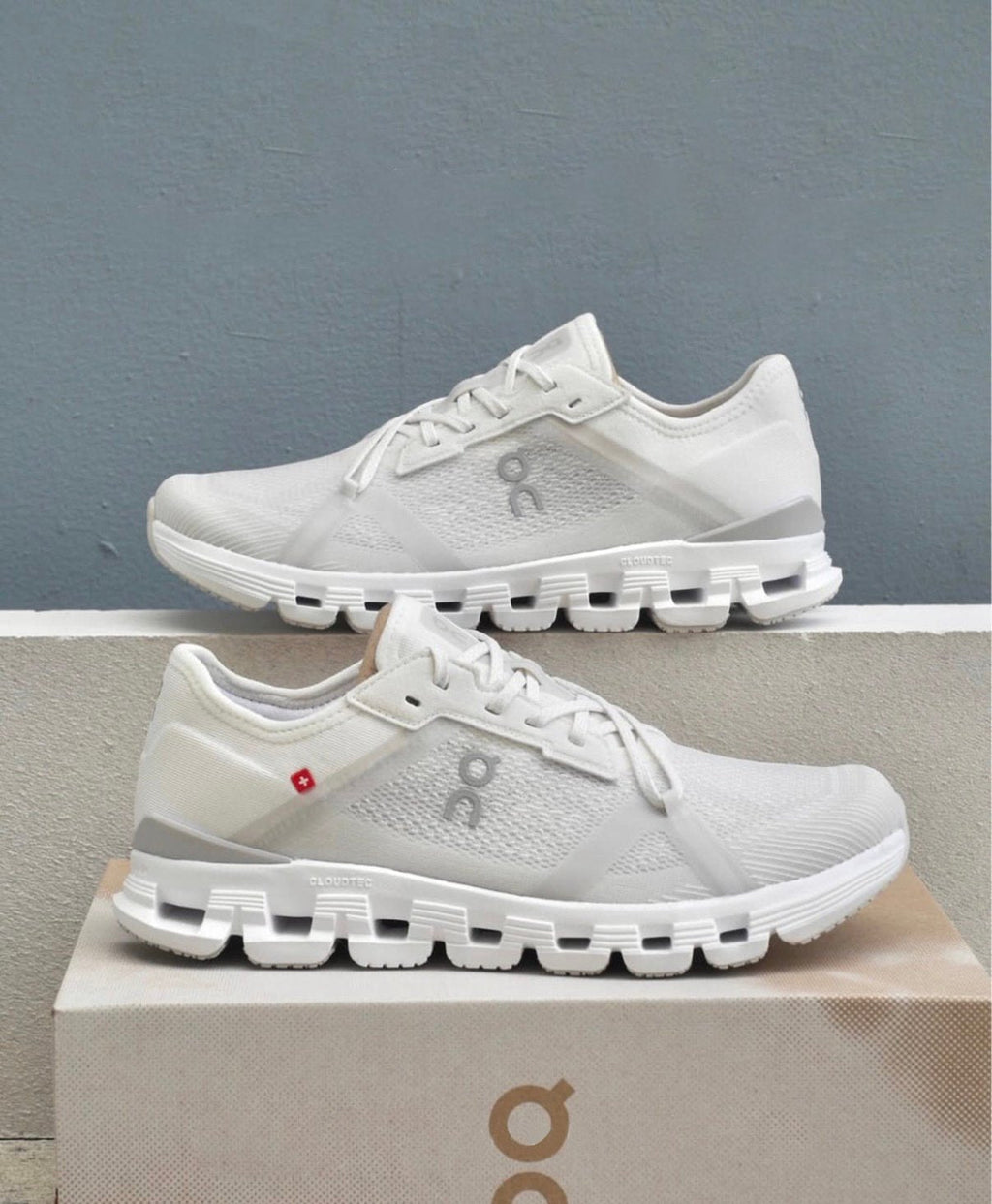 On Running Cloud X 4 AD White Wolf